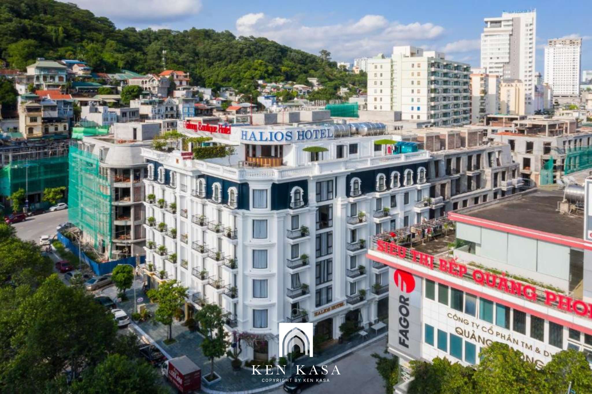 Tổng thể kiến trúc Halios Ha Long Hotel khi nhìn từ trên cao xuống